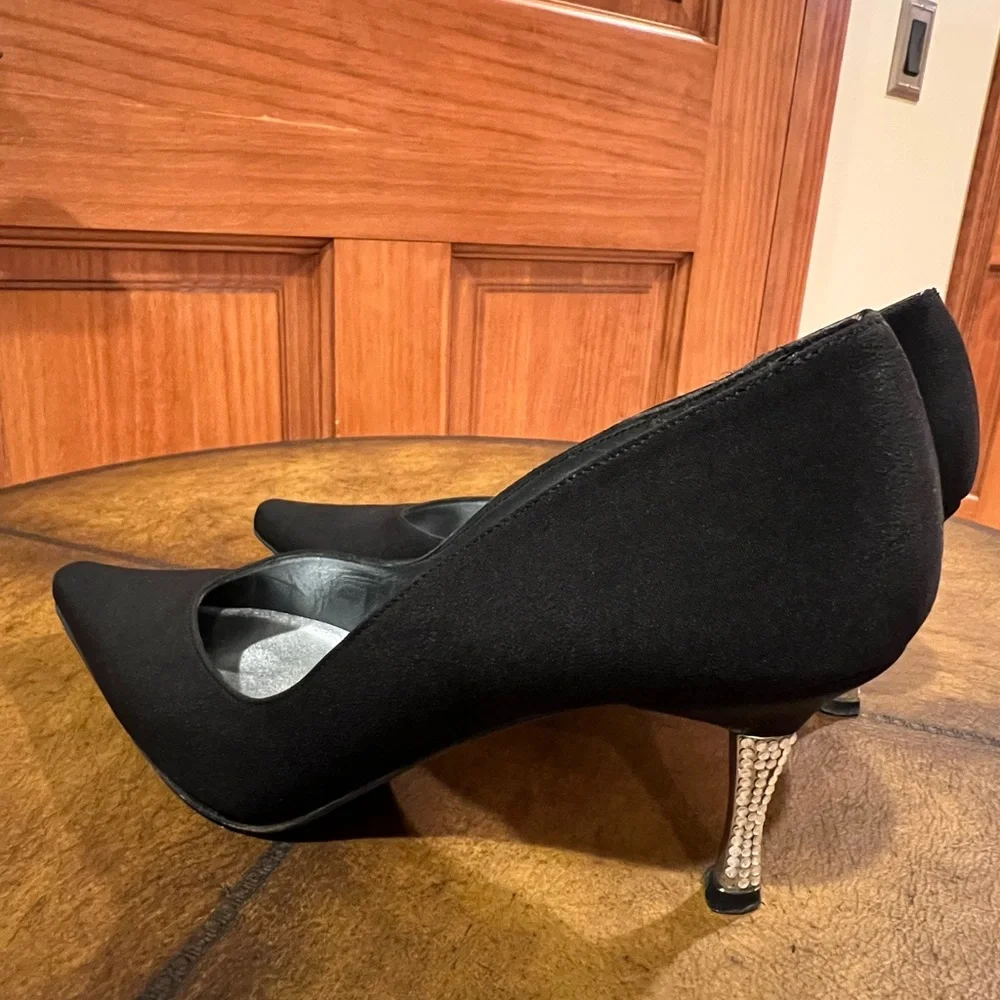 STUART WEITZEMAN KITTEN PUMP SIZE 6½ WITH A 2 ½” HEEL AND RHINESTONE ACCENTS. - Picture 6 of 11